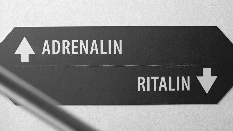 Adrenalin oder Ritalin Ein Wegweiser mit zwei Pfeilen: nach oben Adrenalin, nach unten Ritalin
