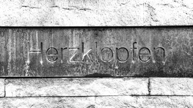 Erregung Das Wort Herzklopfen, in eine Betonwand geschrieben