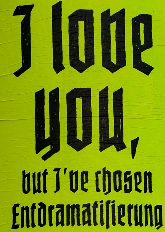 Ein grünes Plakat mit der Aufschrift: I love you, but I have chosen Entdramatisierung